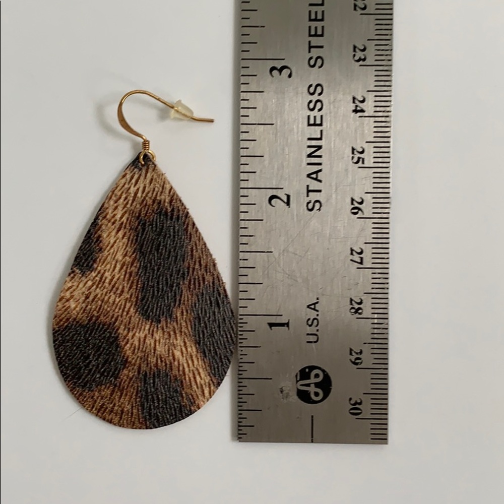 Leopard or chetach print leather earrings - Picture 3 of 3